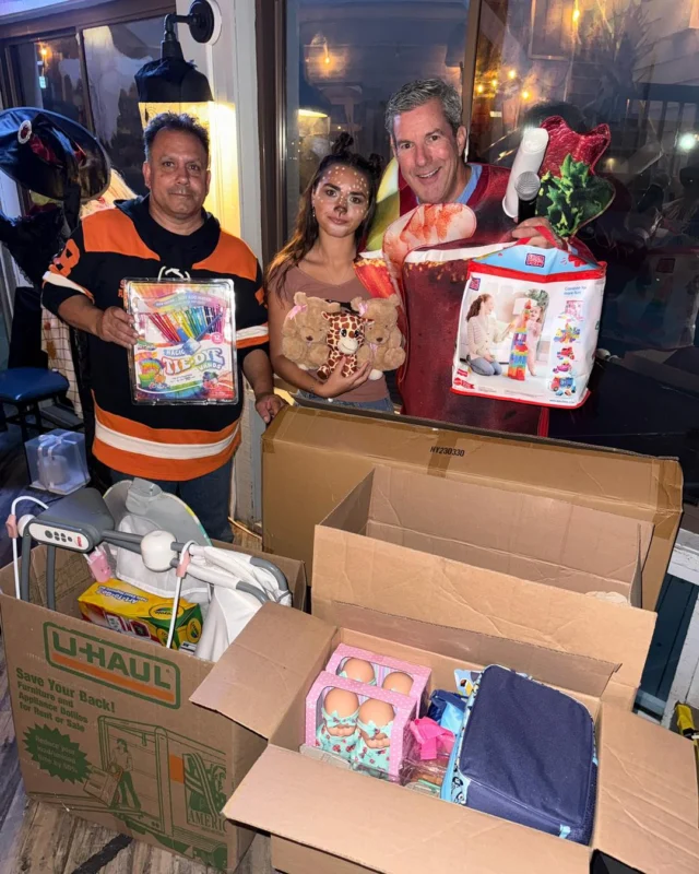 HUGE thanks to Jim and his family at the 5th Street Halloween House for helping Kelly’s Kidz during the month of October!🎃 Every night they collected toys, pajamas, and donations to support the kids in pediatric hospitals! They dropped off some of the items Wednesday night at the Oar House Pub!🩵

And if you think their Halloween decorations were great…wait till you see Christmas!!🎄🎄
