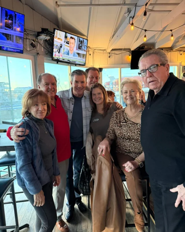 We’re LIVE along the bay!🎶 Tonight’s Hump Day Happy Hour is dedicated to the Geator! Let’s have ourselves a night while we sing & dance at the Oar House Pub in SIC!🕺

🎧DJ Eric Bartello playing your favorite hits
🎙️LIVE from 5-8pm on Kool 98.3
📹David Virgilio filming for those of you watching at home on Mixcloud ➡️ http://www.mixcloud.com/live/bobkellylive