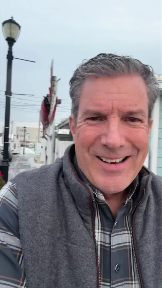 The roads are clear and we got the gang back together at the @oarhousepubsic for a Show Us Your Shoes Happy Hour!👠This crew has some of the best shoes I’ve ever seen! 

🎙️ Tune in LIVE on Kool 98.3
📹 David Virgilio filming for those watching at home on Mixcloud ➡️ http://www.mixcloud.com/live/bobkellylive
🏆 PRIZE for BEST shoes!

Come join us, we’re playing the first record now!