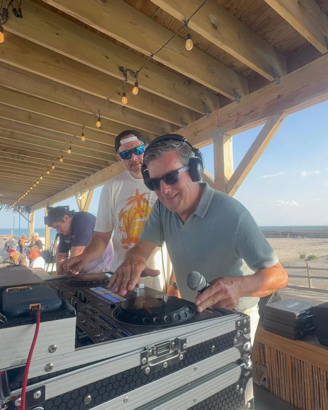 We’re LIVE from the Seaport Pier for No Shower Happy Hour!🚫🚿 Come on over before heading to the Main acts at Barefoot Country Music Fest!🤠

Join us from 5-8pm on the Boardwalk! Come grab a bite to eat and stay for the dancing! Family friendly, no cover, and a beachfront view!

Tune in LIVE on Kool 98.3 & Mixcloud: http://www.mixcloud.com/live/bobkellylive