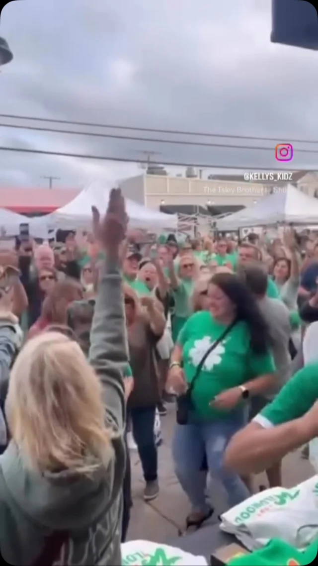 Get ready to SHOUT this weekend!!☘️☘️

Strolling the shops on Saturday to check out all the vendors? Make a pit stop at Curran’s from 1pm-6pm for a dance party with DJ Gibby and I!🇮🇪

Come grab a bite to eat and a drink with me! We’ll be set up right outside Curran’s so stroll on by! Bruno will be selling Irish Sweatshirts to benefit Kelly’s Kidz as well!

All the events on Irish Weekend lead up to the Sunday parade in Wildwood!🎺

🧸 If you can, grab some pjs or a donation from the local shops to donate to Kelly’s Kidz and benefit the kids at the local pediatric hospitals!